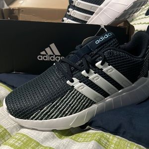 Youth | ADIDAS | Sneakers | Size 1.5Y | Brand New in Box! | Questar Flow K